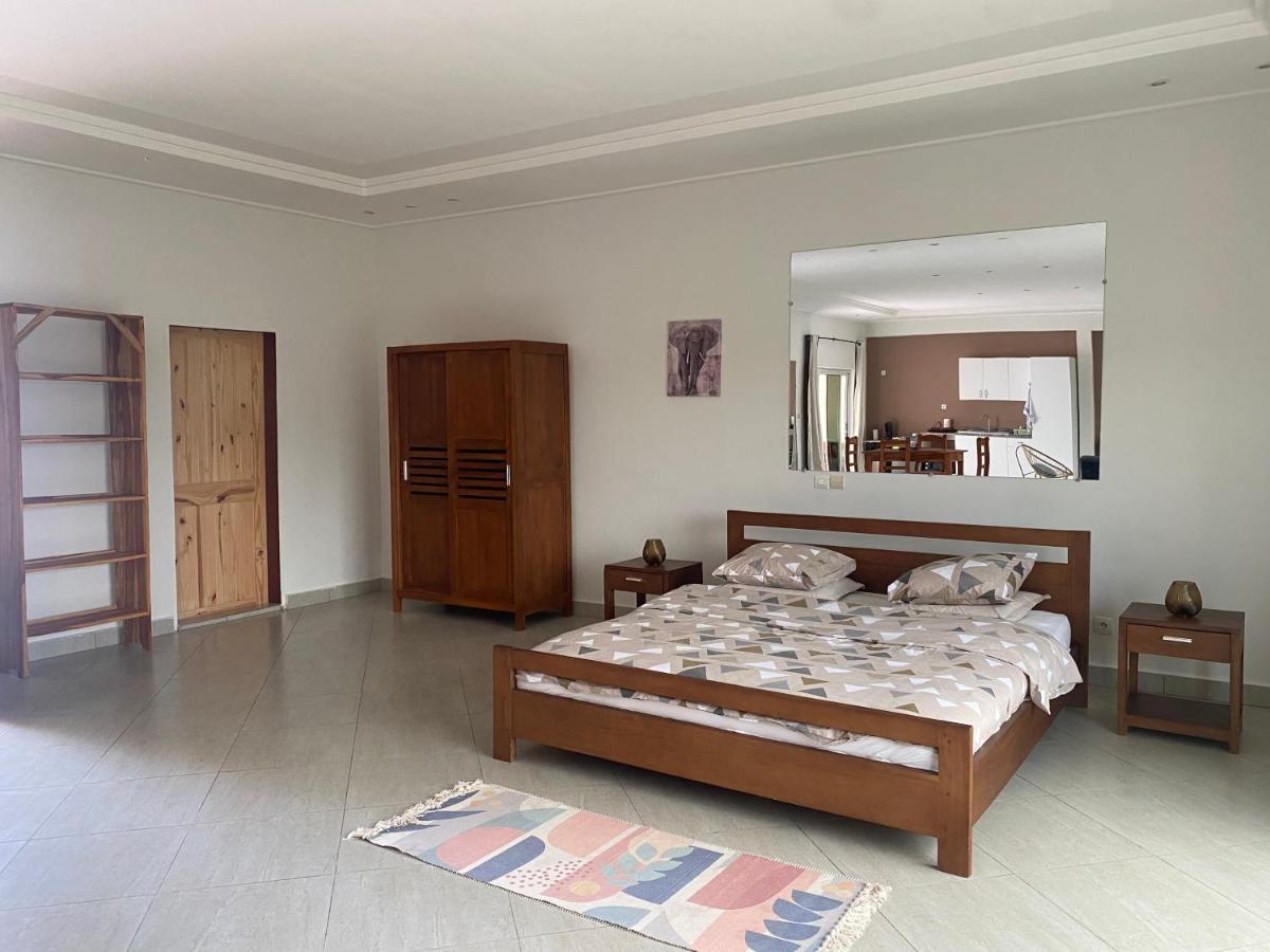 L'Oasis Guesthouse Котону Экстерьер фото