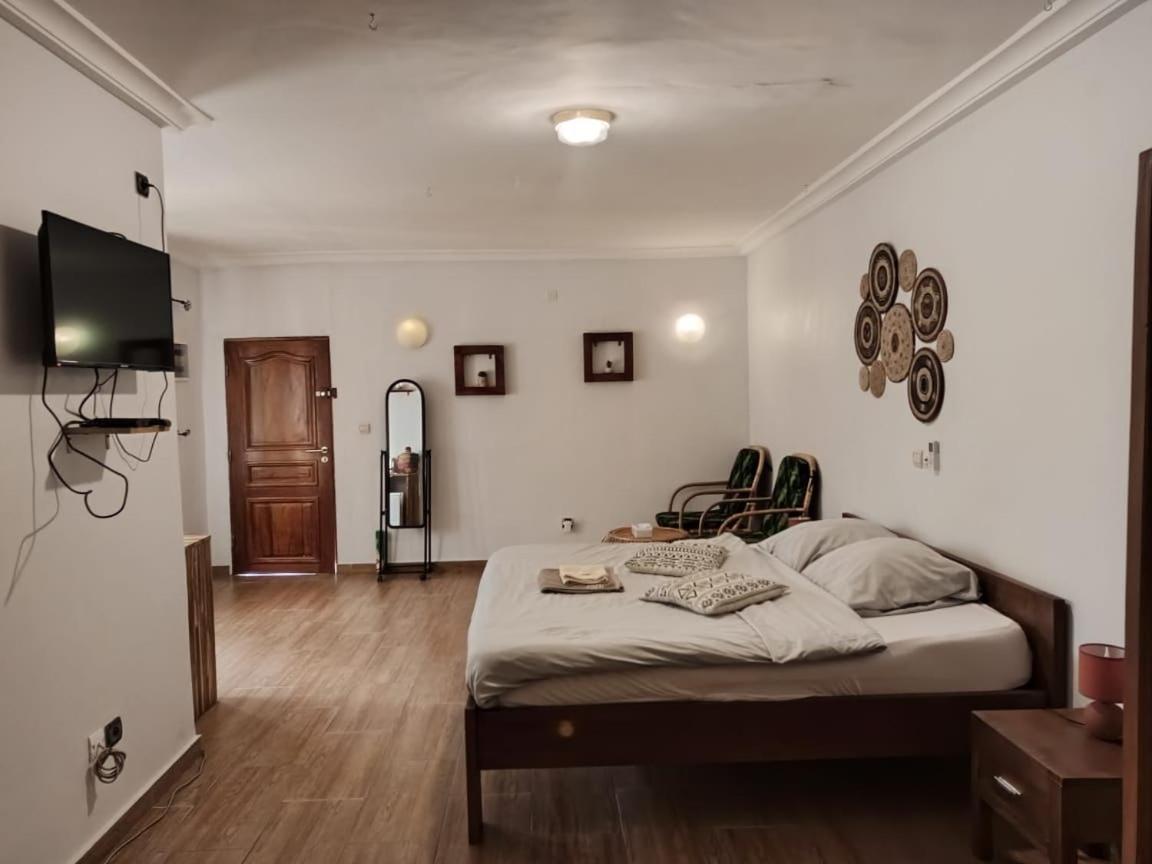L'Oasis Guesthouse Котону Экстерьер фото