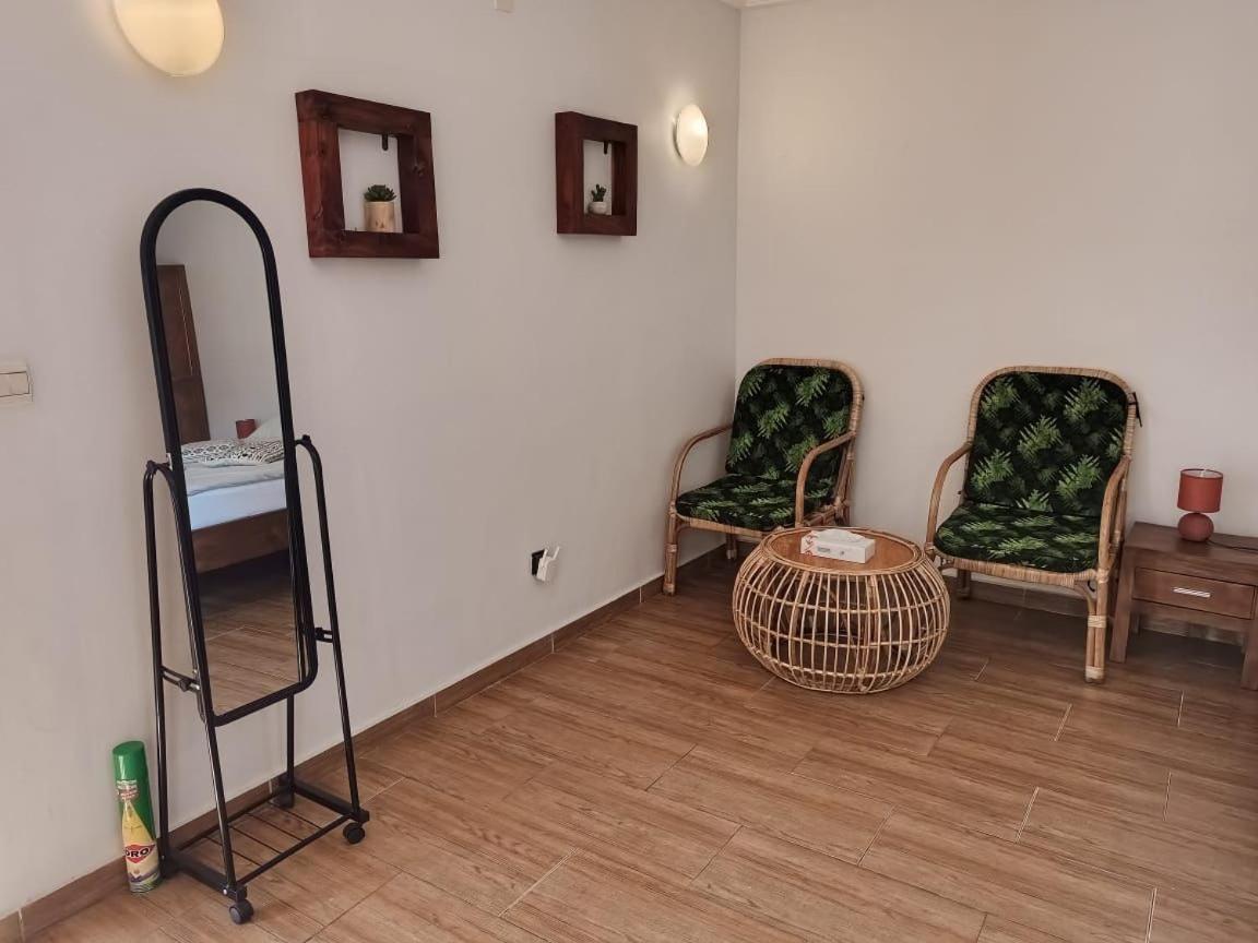 L'Oasis Guesthouse Котону Экстерьер фото