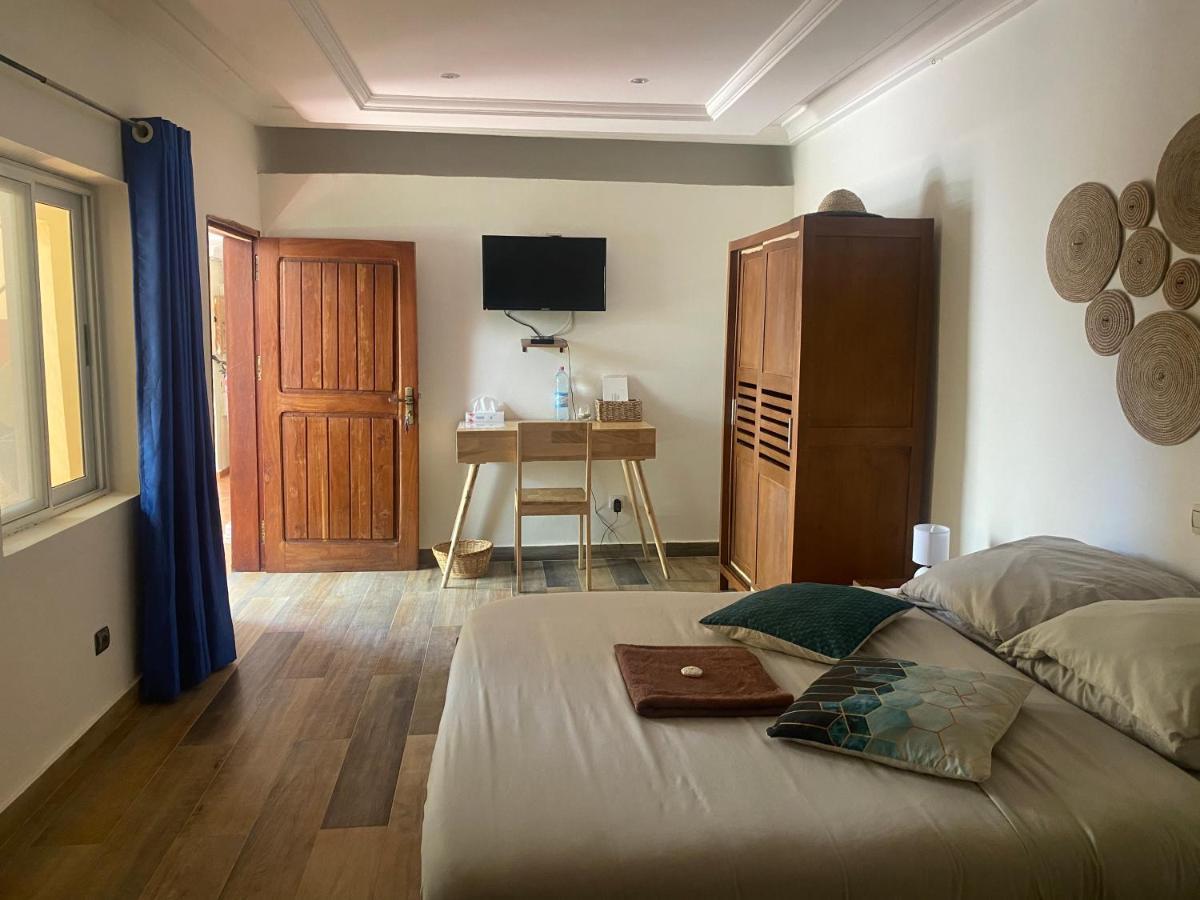 L'Oasis Guesthouse Котону Экстерьер фото