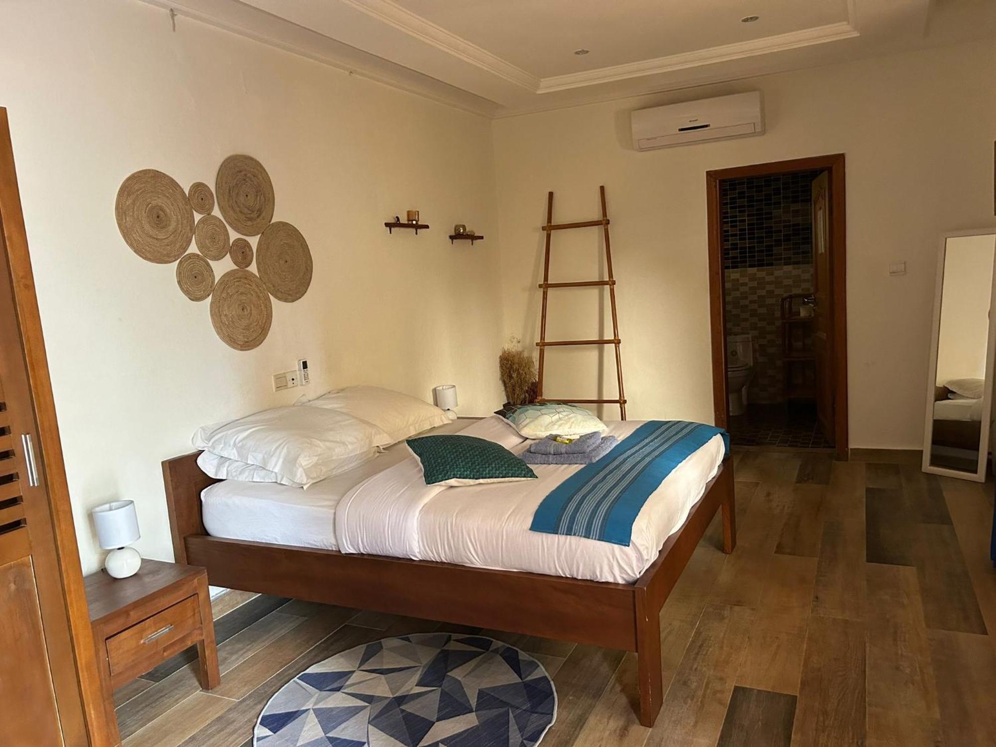 L'Oasis Guesthouse Котону Экстерьер фото