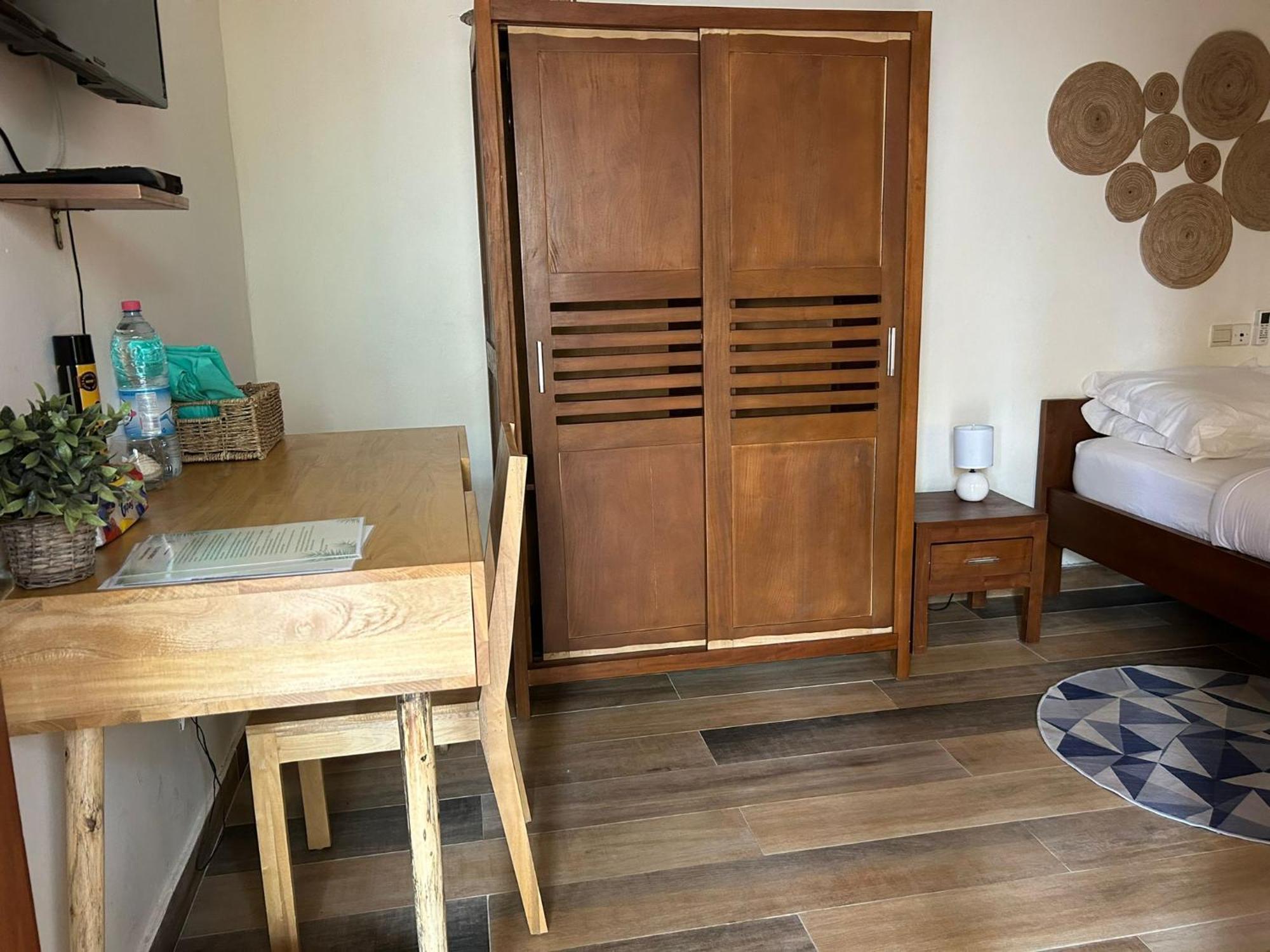 L'Oasis Guesthouse Котону Экстерьер фото