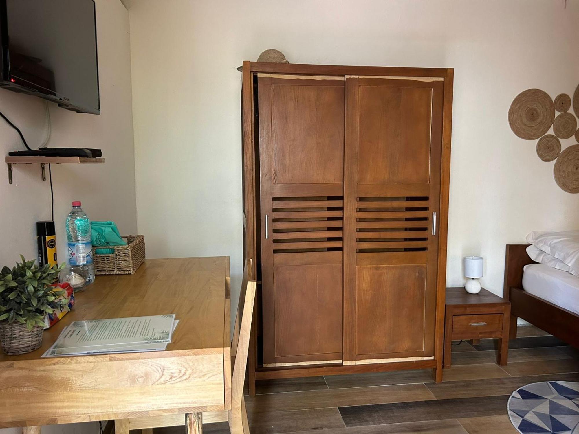 L'Oasis Guesthouse Котону Экстерьер фото