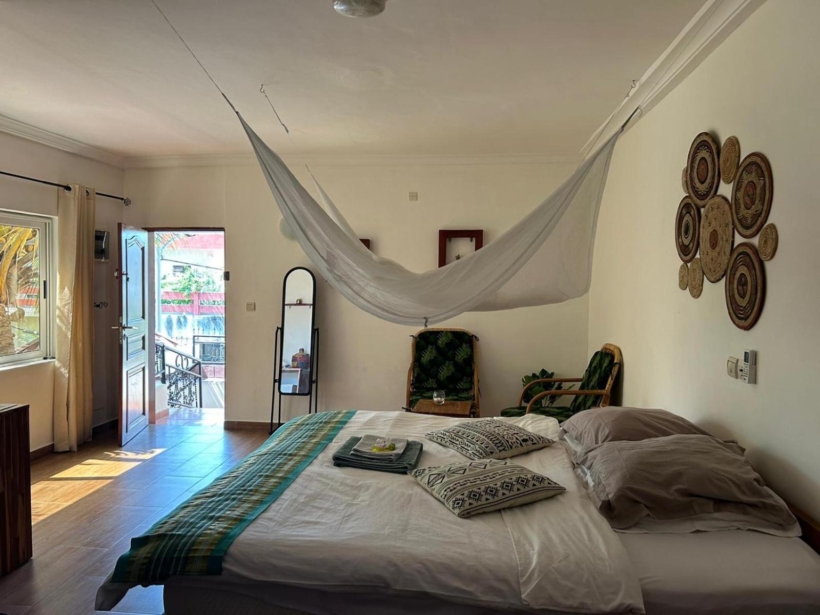 L'Oasis Guesthouse Котону Экстерьер фото