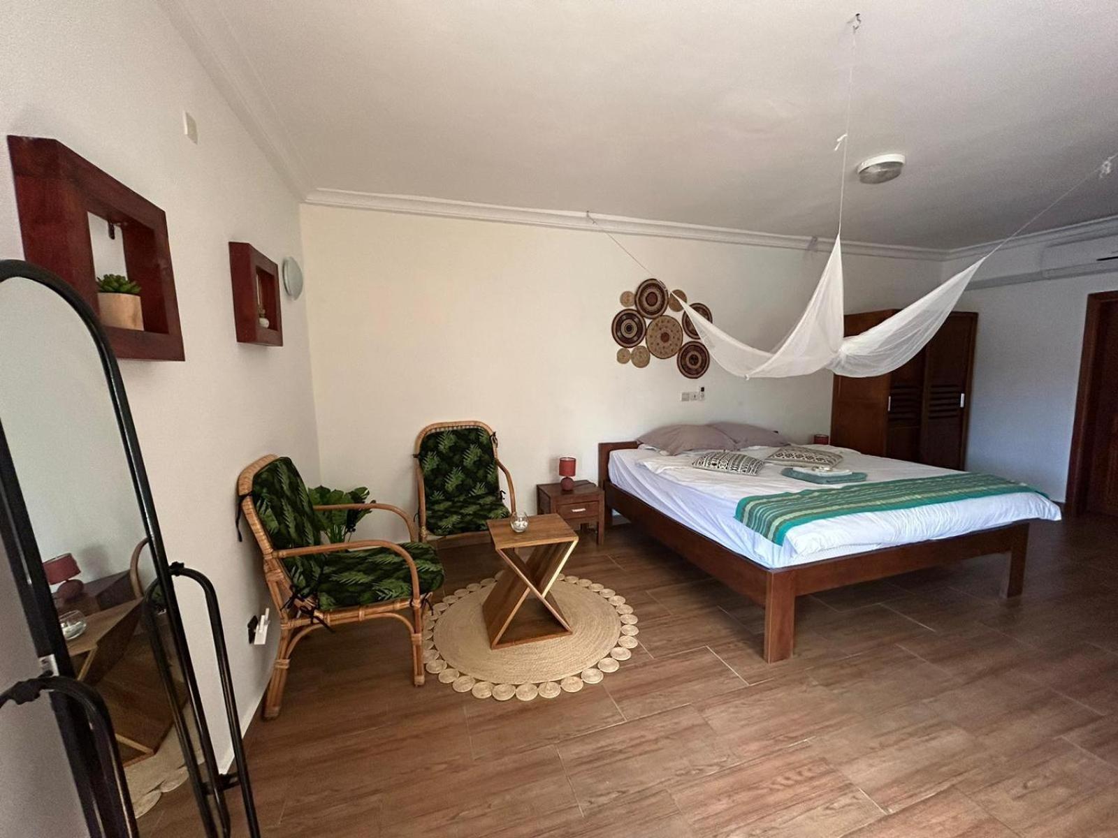 L'Oasis Guesthouse Котону Экстерьер фото