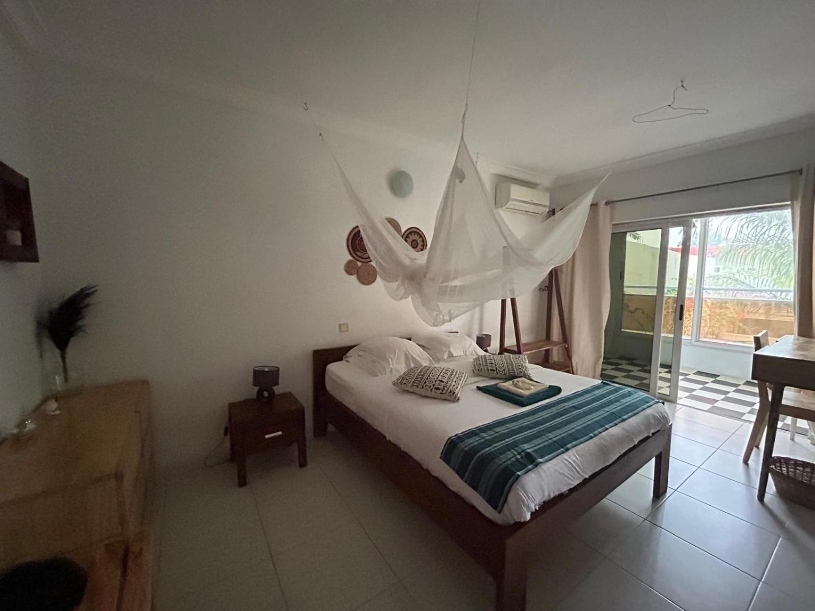 L'Oasis Guesthouse Котону Экстерьер фото