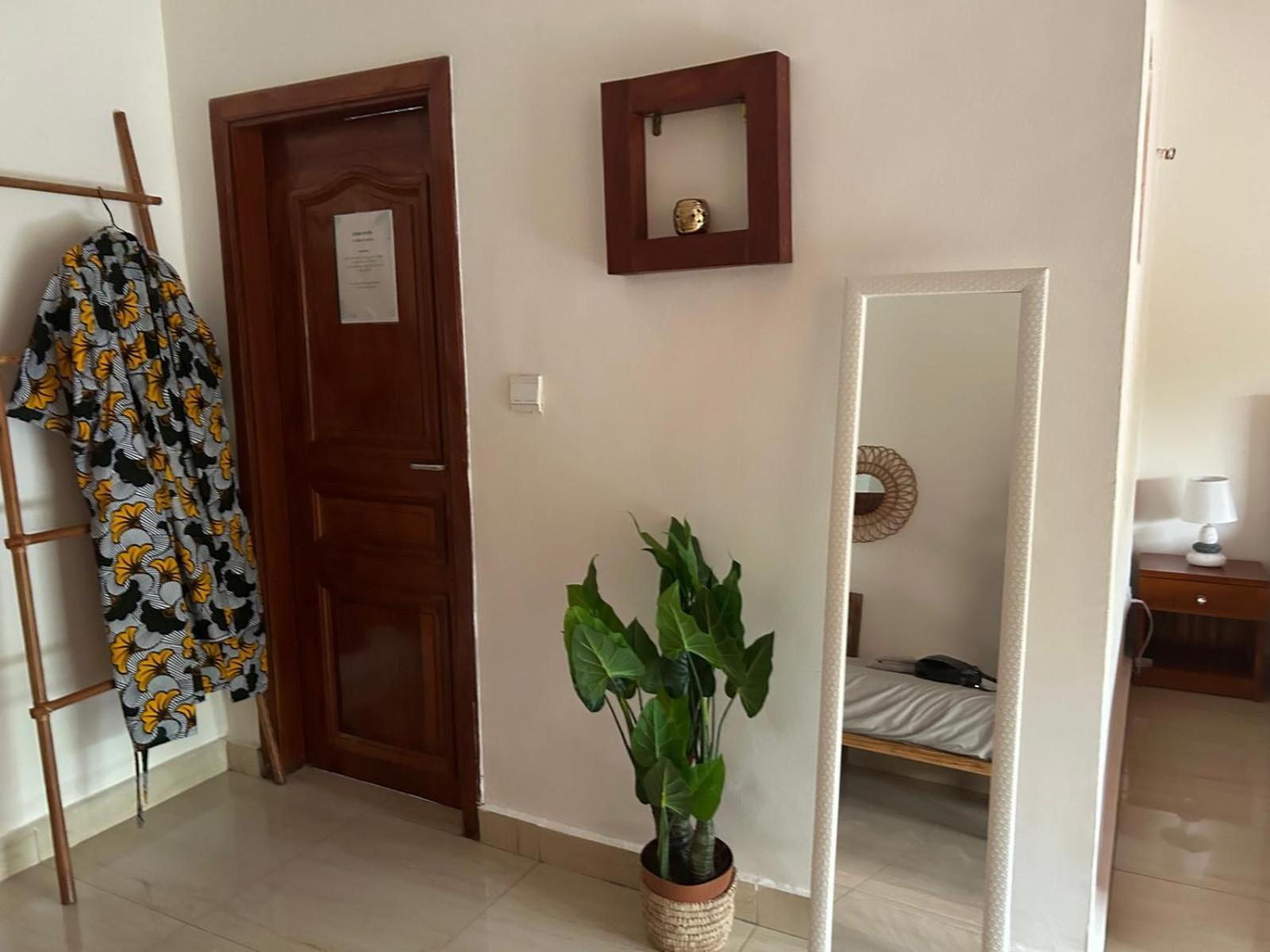 L'Oasis Guesthouse Котону Экстерьер фото