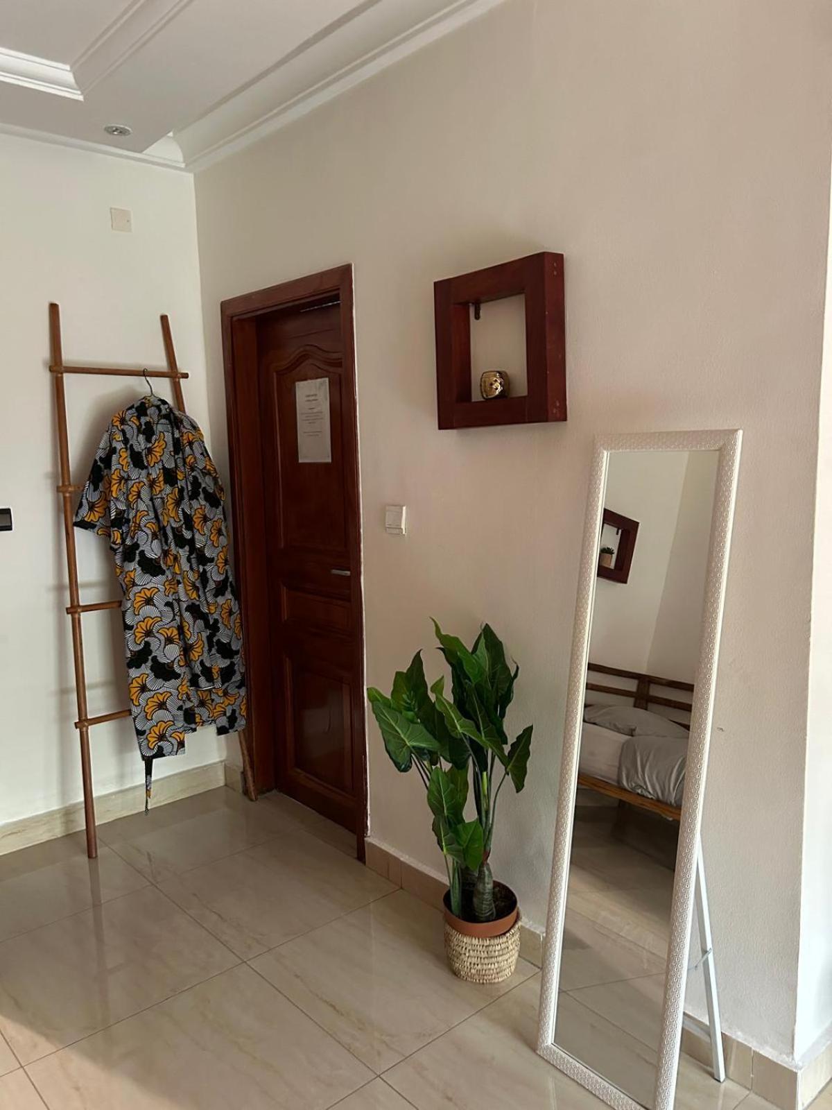 L'Oasis Guesthouse Котону Экстерьер фото
