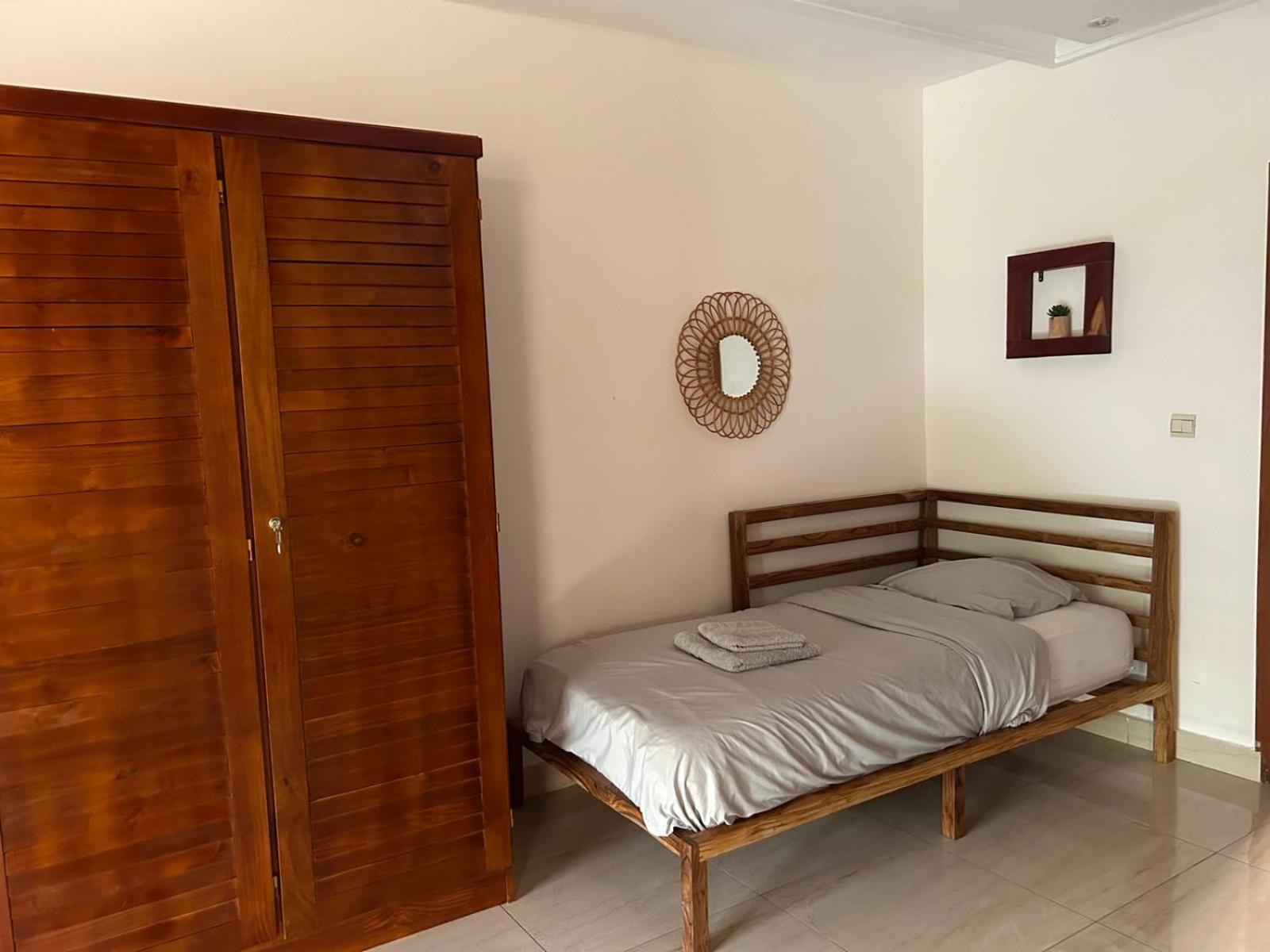 L'Oasis Guesthouse Котону Экстерьер фото