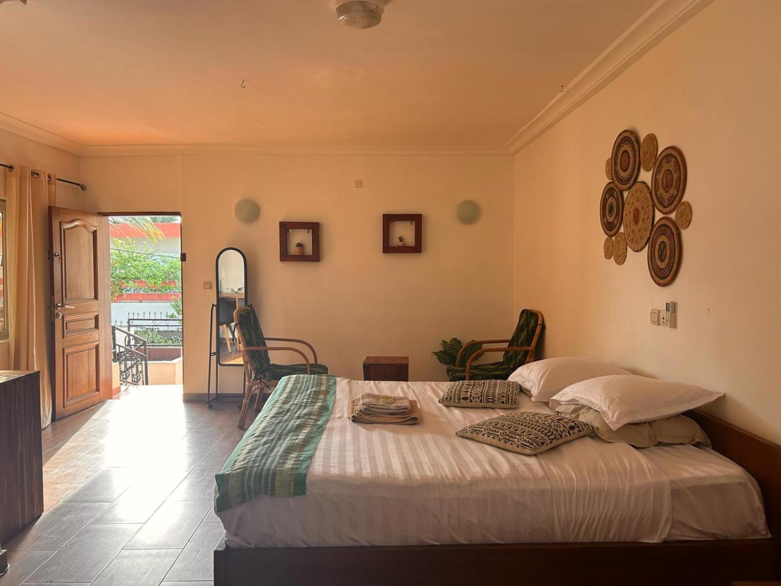 L'Oasis Guesthouse Котону Экстерьер фото