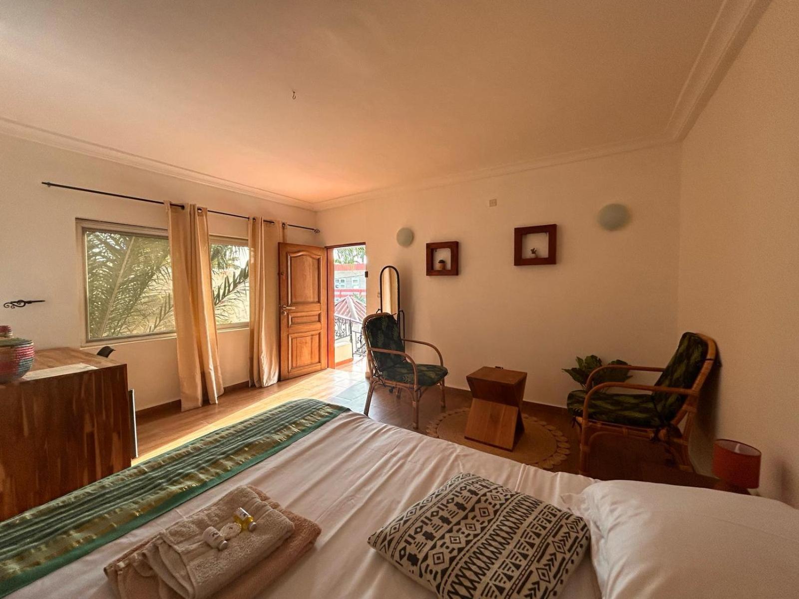 L'Oasis Guesthouse Котону Экстерьер фото